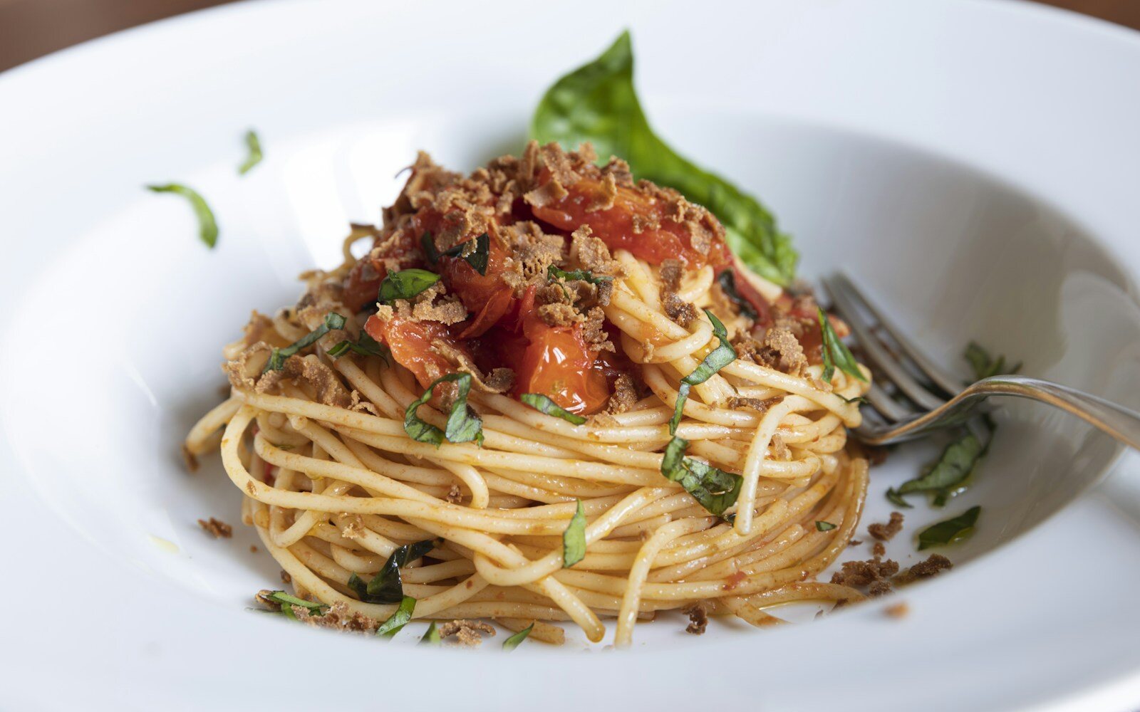Spaghetti with tomato and herbs