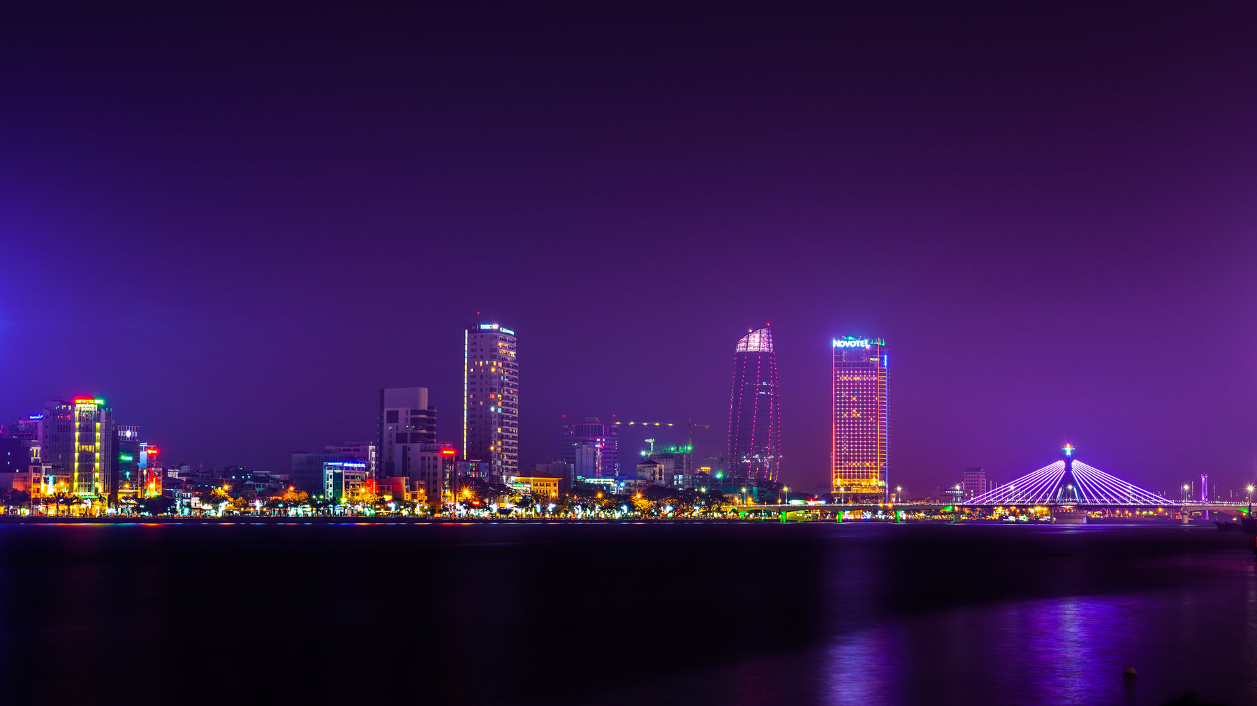 Đà Nẵng bên sông Hàn khi đêm xuống